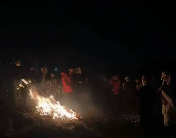 游客夜爬大牯牛山纵火烧山？昆明通报：已成立调查组