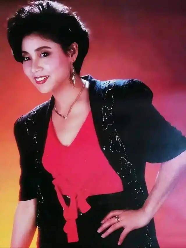她是谷建芬的大弟子，却没能红过毛阿敏，就连汪正正也比她红
