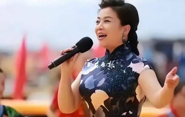 她是谷建芬的大弟子，却没能红过毛阿敏，就连汪正正也比她红