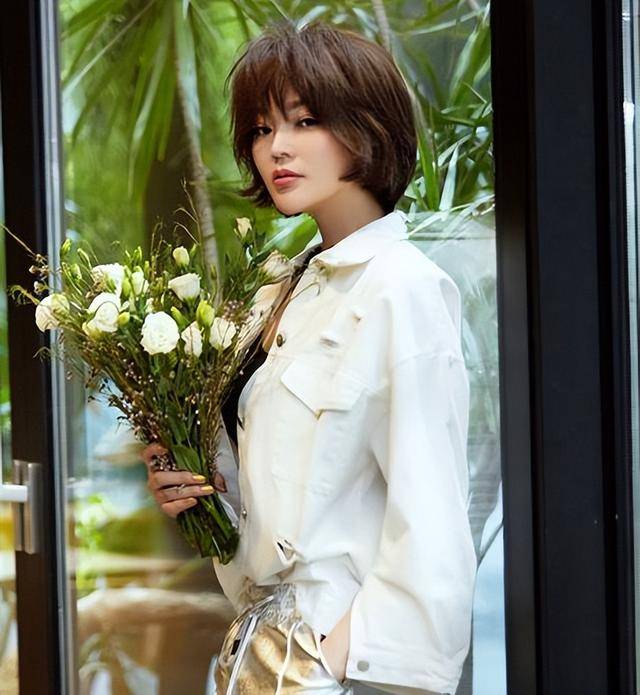 她是谷建芬的大弟子，却没能红过毛阿敏，就连汪正正也比她红
