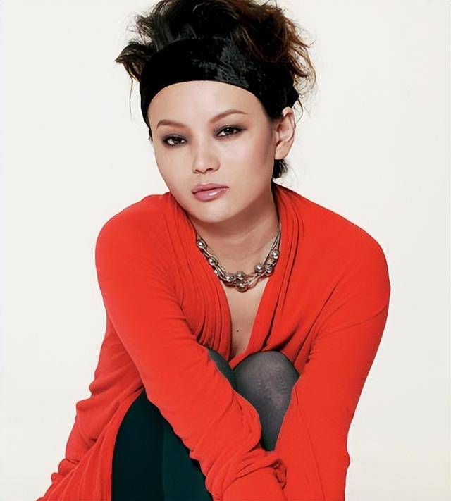 她是谷建芬的大弟子，却没能红过毛阿敏，就连汪正正也比她红