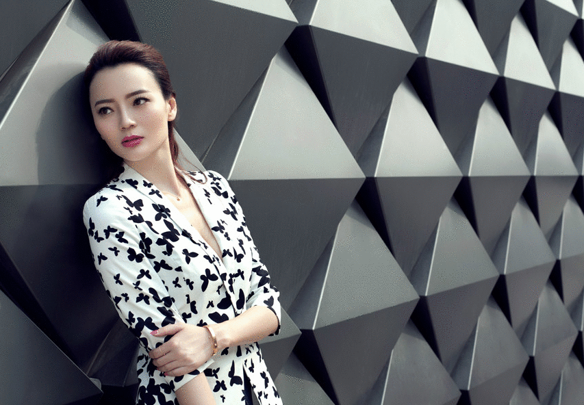 她是谷建芬的大弟子，却没能红过毛阿敏，就连汪正正也比她红
