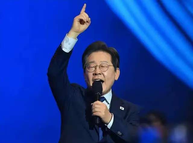 当不上总统了？最新民调出炉，李在明支持率下跌，对华态度曝光