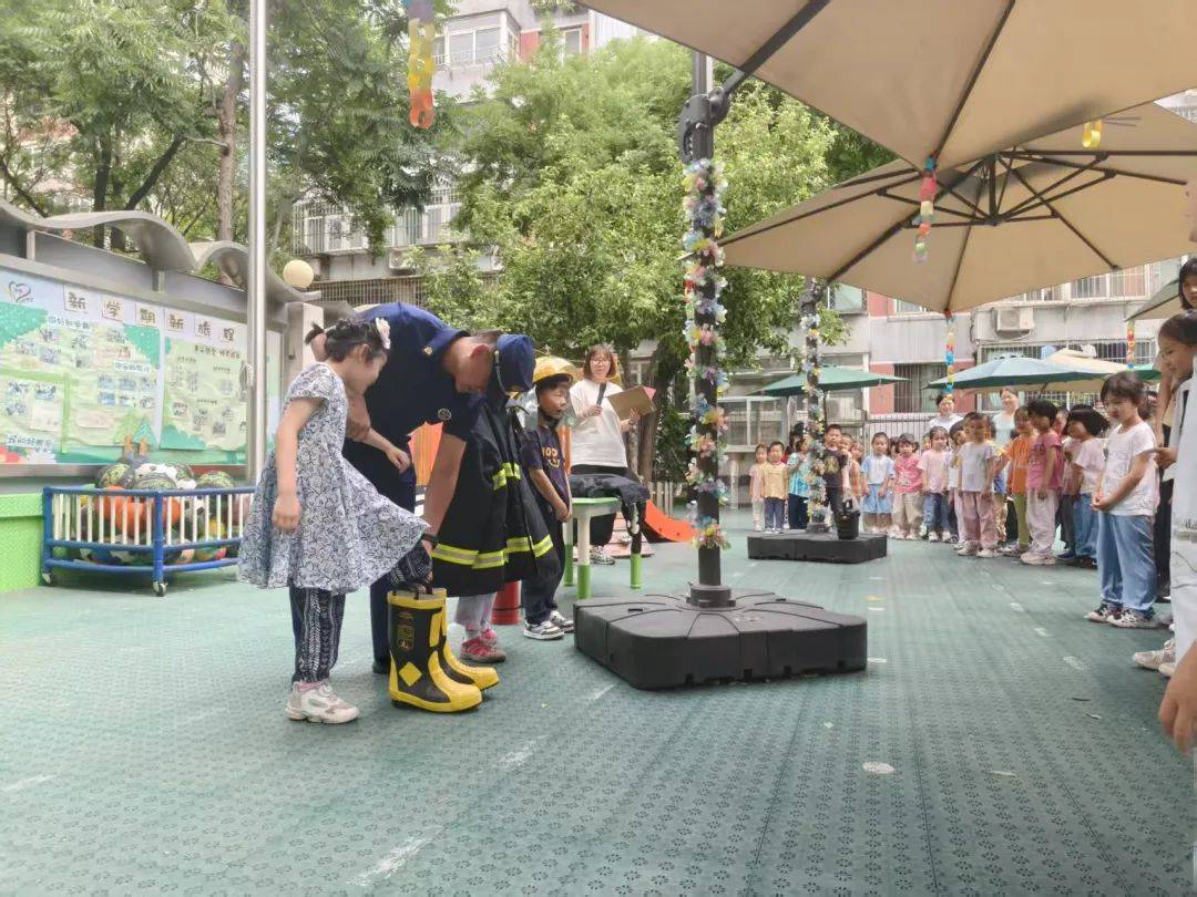 萌娃学消防 “蓝焰”暖童心 西城消防“进校园”活动为师生安全保驾护航