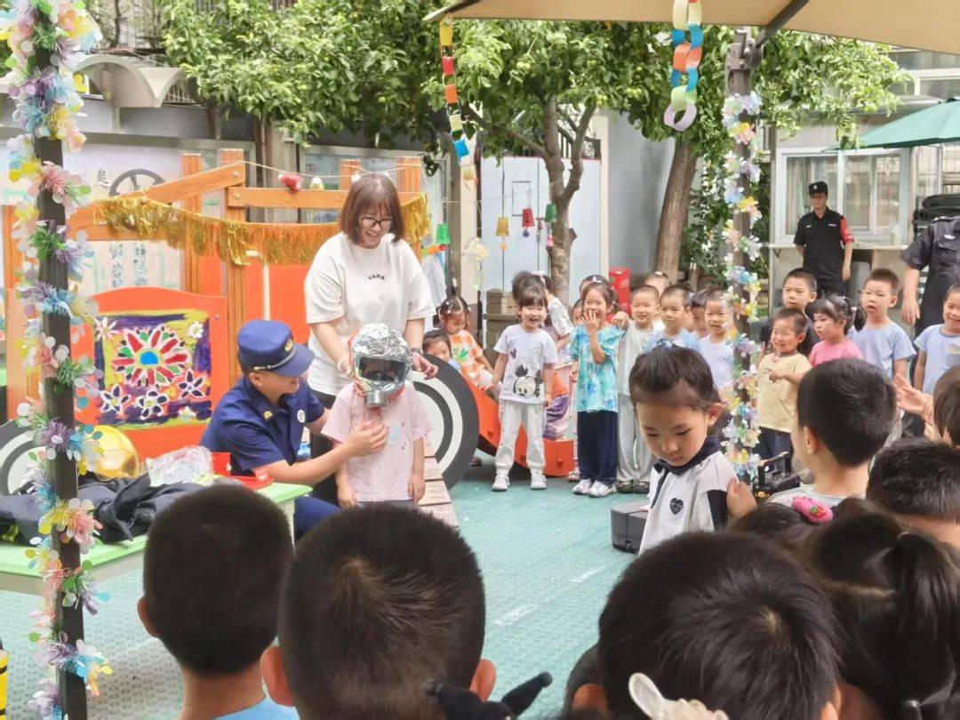 萌娃学消防 “蓝焰”暖童心 西城消防“进校园”活动为师生安全保驾护航