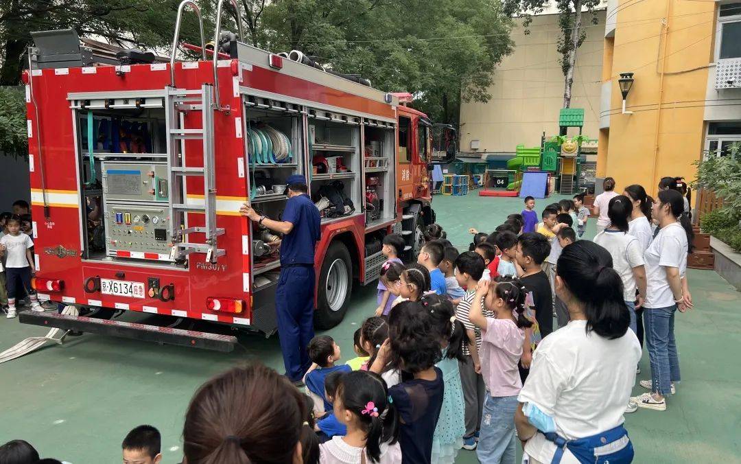 萌娃学消防 “蓝焰”暖童心 西城消防“进校园”活动为师生安全保驾护航